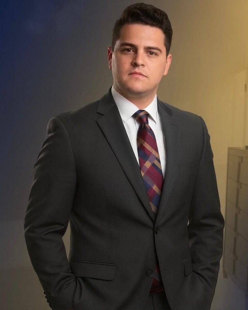 Rigoberto Hernandez, licenciado en contabilidad y finanzas y notario público de Florida